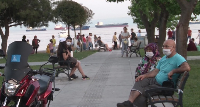 İstanbul sahillerinde sosyal mesafesiz yoğunluk