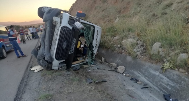 Lastiği patlayan minibüs yan yattı: 16 yaralı