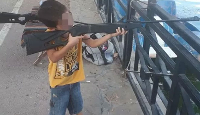 TABANCAYI KURCALAYAN ÇOCUK ,KAZAEN 2 YAŞINDAKİ KUZENİNİ ÖLDÜRDÜ