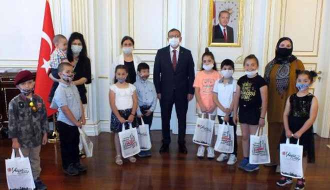 YENİ VALİ’DEN YARDIMSEVEN ÇOCUKLARA KİTAP SETİ ARMAĞANI