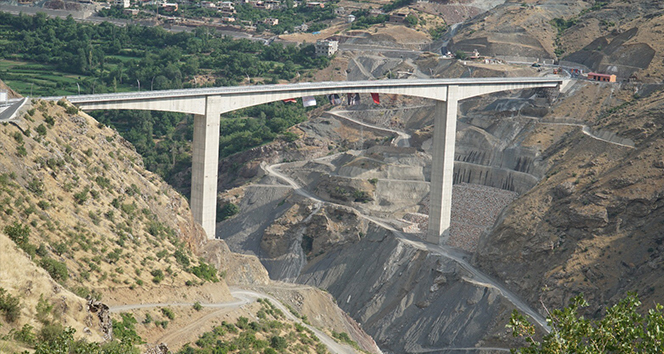 Türkiye'nin en yüksek köprüsü hizmete açıldı