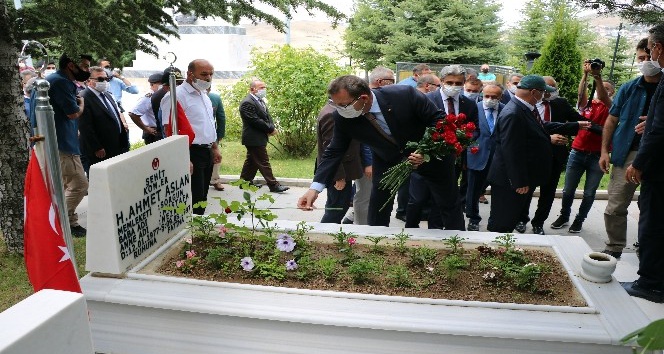  YOZGAT’TA 15 TEMMUZ ŞEHİTLERİNE DUALI ve ÇİÇEKLİ ZİYARET