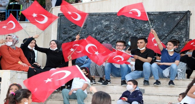 DEMOKRASİ NÖBETİ İÇİN CUMHURİYET MEYDANINDA BULUŞTULAR