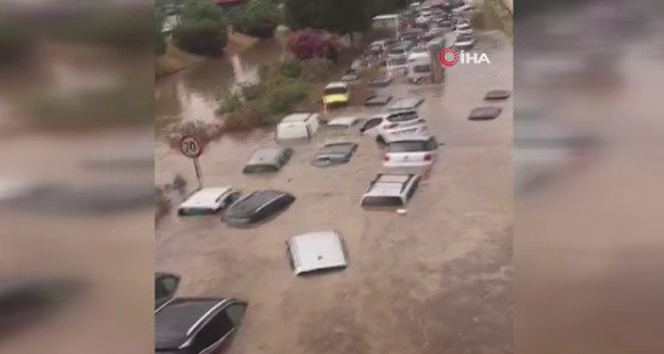 İtalya'nın Sicilya Adası'nı sel vurdu: 2 ölü