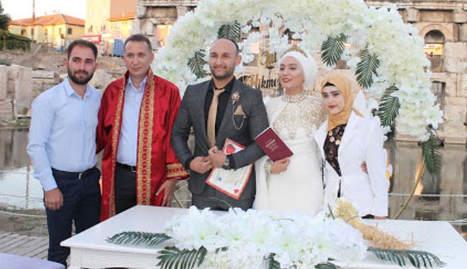 SARIKAYA'DA TARİHİ HAMAM ÖNÜNDE YILIN İLK NİKAH TÖRENİ