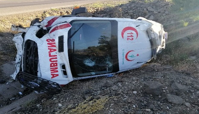 YOZGAT’TA TAKLA ATAN AMBULANS ŞARAMPOLE YUVARLANDI..3 YARALI