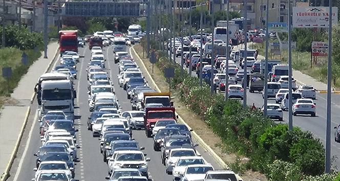 Dönüş yolunda araç kuyrukları kilometreleri buldu