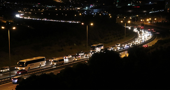 Kocaeli TEM Otoyolu'nda bayram trafiği sürüyor