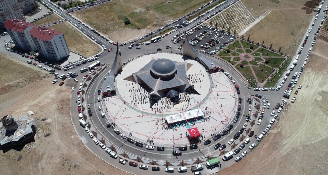 Türkiye’nin ilk Ay Yıldız camisi cuma namazıyla ibadete açıldı