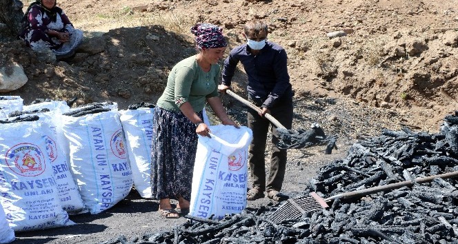 GEÇİMLERİNİ MANGAL KÖMÜR ÜRETEREK KAZANIYORLAR