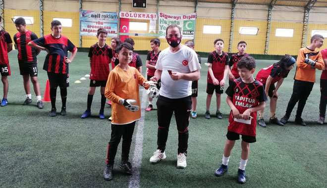 ASKF YÖNETİMİNDEN MİNİK SPORCULARA ÇİKOLATALI ve MASKELİ ZİYARET