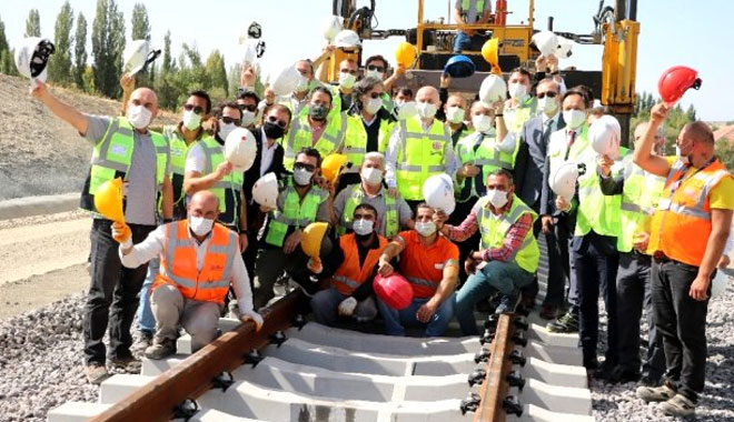 HIZLI TREN HATTINDA RAY SERİMİ TAMAMLANDI