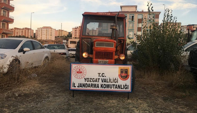 JANDARMA EKİPLERİ,ÇALINTI TRAKTÖRÜ GARAJDA SAKLI BULDU