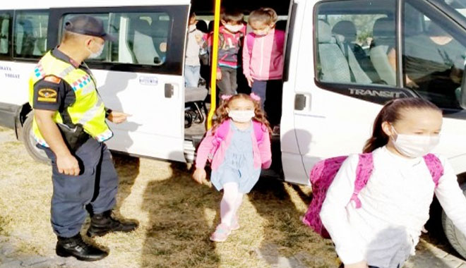 ÖĞRENCİ SERVİSLERİNE JANDARMA TRAFİK EKİBİNDEN SIKI DENETİM
