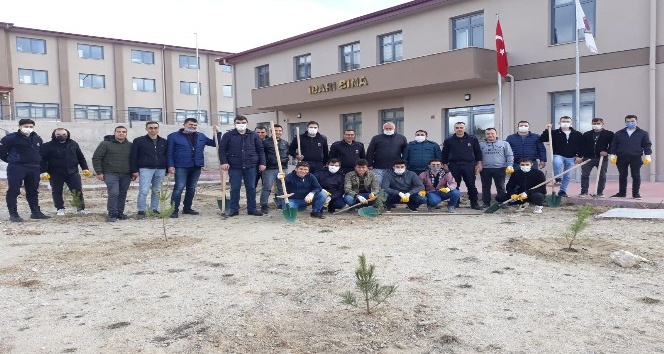 AKDAĞMADENİ CEZA İNFAZ KURUMUNUN BAHÇESİ AĞAÇLANDIRILIYOR