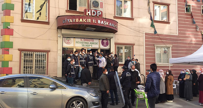 Evlat nöbetindeki aileler ile HDP'liler arasında gerginlik