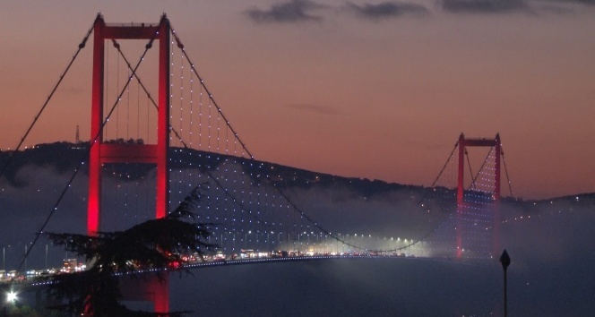 İstanbul Boğazı'nda sabah saatlerinde etkili olan sis kartpostallık görüntüler oluşturdu