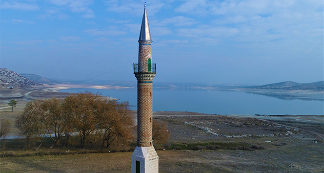 Porsuk Barajı'nda su seviyesi düştü, eski minare tamamen gün yüzüne çıktı