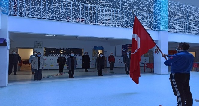 YOZGAT’TA EŞZAMANLI İSTİKLAL MARŞI ve BAYRAK DEĞİŞİMİ TÖRENİ