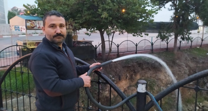 İnsanlık ölmemiş dedirtti, balıklar ölmesin diye hortumla su veriyor