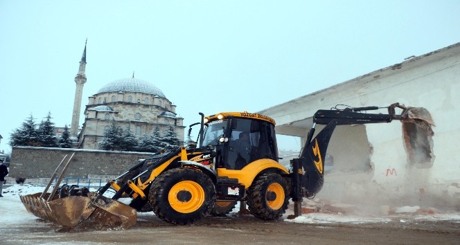 ÇAPANOĞLU CAMİİ PROJESİ KAPSAMINDAKİ  SON İŞYERLERİ DE YIKILDI