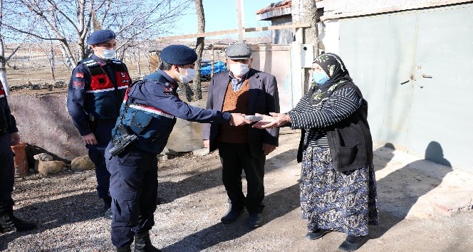 ALTINLARINI KAPTIRAN YAŞLI ÇİFTE JANDARMADAN SÜRPRİZ İADE