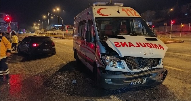 SURİYELİ HAMİLE KADIN KAZA YAPAN AMBULANSTA DOĞURDU