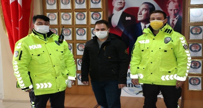 SINAVA GELİYORDU KAZA GEÇİRDİ. POLİSLER ONU SINAVA YETİŞTİRDİ