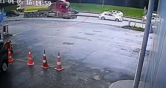 Tır metrelerce sürükledi, sürücü arkasına bile bakmadan kaçtı