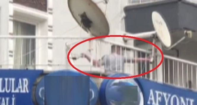 İzmir'de alkollü bir kişi, balkondan esnafa balta fırlattı