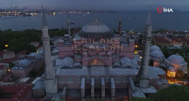 Ayasofya Camii Kadir Gecesi'nde mahya ile buluştu