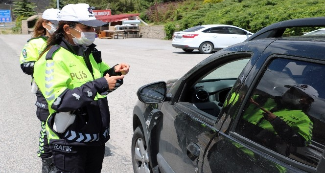 İŞİTME ENGELLİLERE TRAFİKTE HAMİYET POLİS ,REHBERLİK YAPIYOR