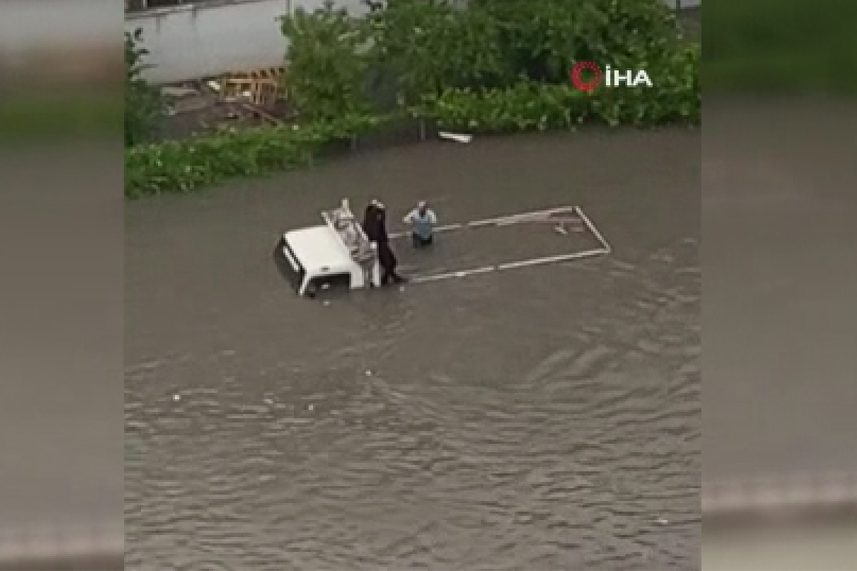 Başkent'te sel sonrası araçlar su altında kaldı