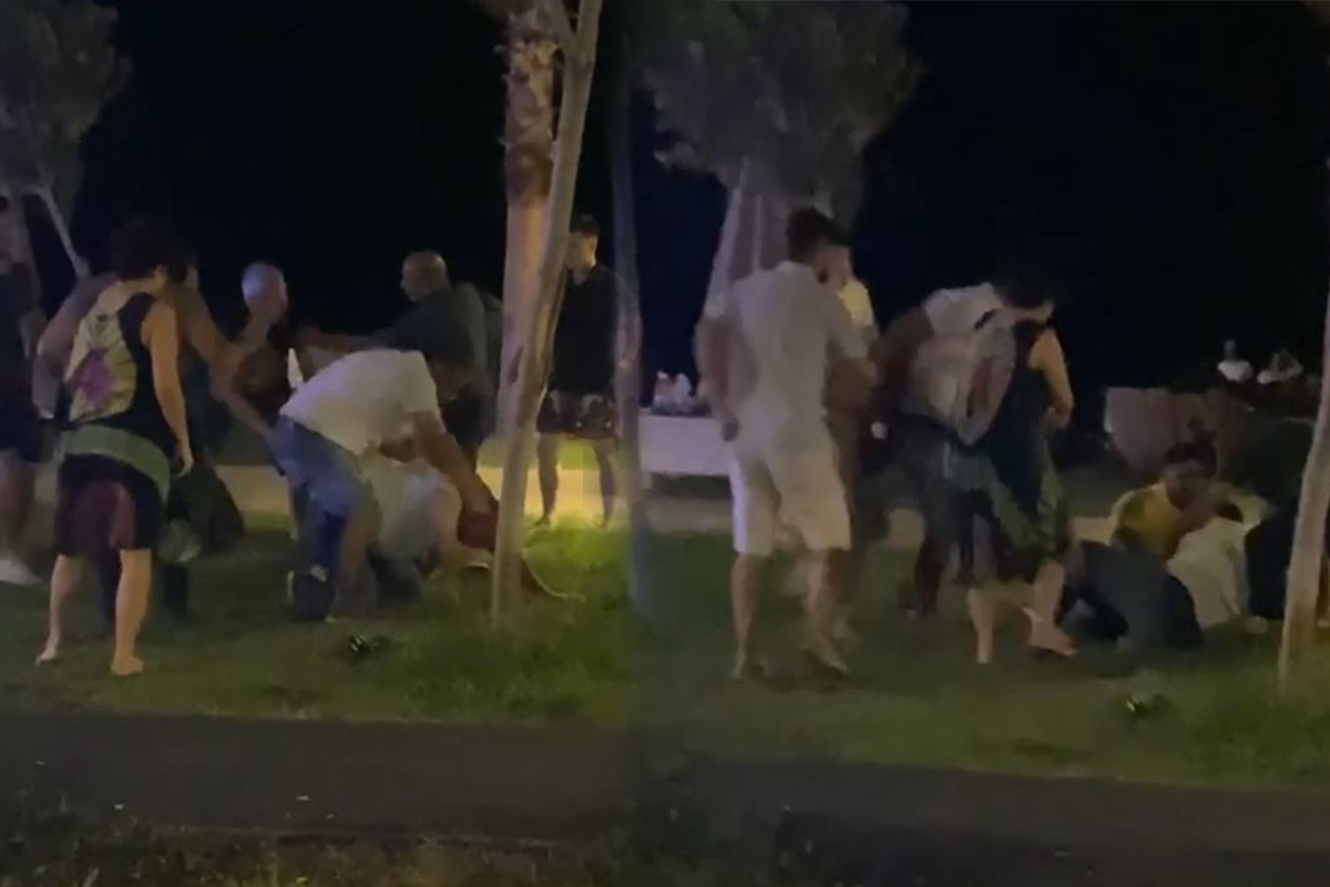 Antalya’da ‘niye baktın’ kavgasında yumruklar konuştu