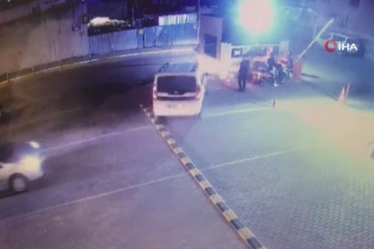 Esenyurt'ta otomobil yatan köpeğin üzerinden geçti