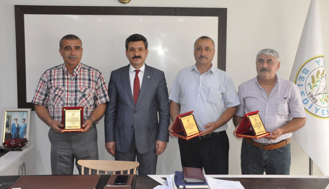 YILMAZ, MANAVGAT’TAN DÖNEN İTFAİYE ELEMANLARINI ÖDÜLLENDİRDİ