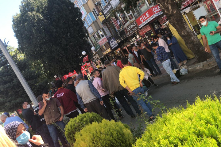 LİSE CADDESİNDE MOTOSİKLET KADINA ÇARPTI.. SÜRÜCÜ DE YARALANDI