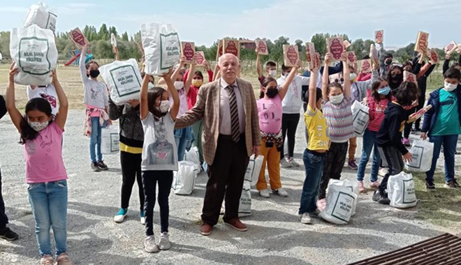 PAŞAKÖYLÜ ÖĞRENCİLERE HAYIRSEVER İŞ İNSANI ‘ BİLAL ŞAHİN’ SÜRPRİZİ