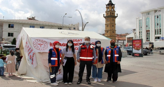 “ESNAF AŞILANSIN” DİYE MEYDANDA AŞI ÇADIRI KURULDU