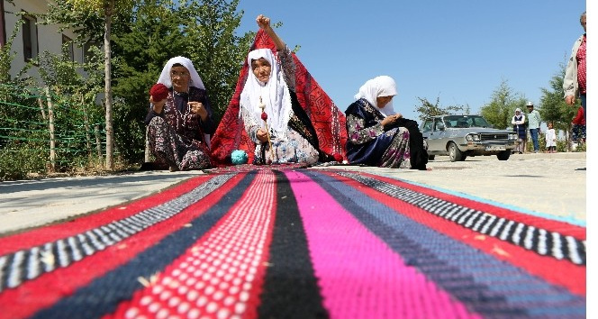 KIRGIZ HANIMLAR, SÖKÜK İPLERDEN ÇEŞİTLİ EV EŞYALARI ÜRETİYORLAR