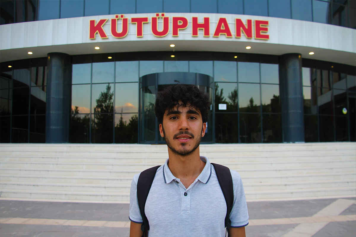 İnşaatında çalıştığı kütüphanede şimdi tıp fakültesi öğrencisi olarak çalışıyor