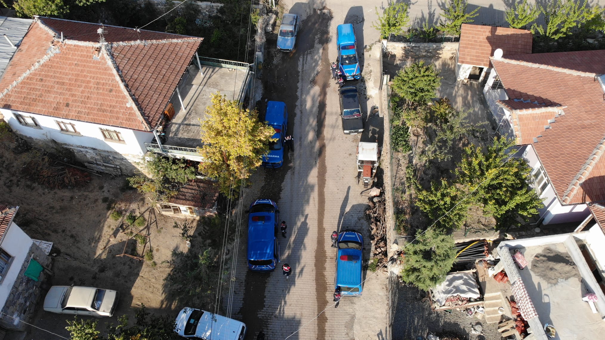 JANDARMADAN AYDINCIK İLÇESİNDE BAĞ EVİNE ŞAFAK OPERASYONU