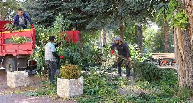 YOZGAT BELEDİYESİNDEN PARK ve BAHÇELERDE SONBAHAR TEMİZLİĞİ