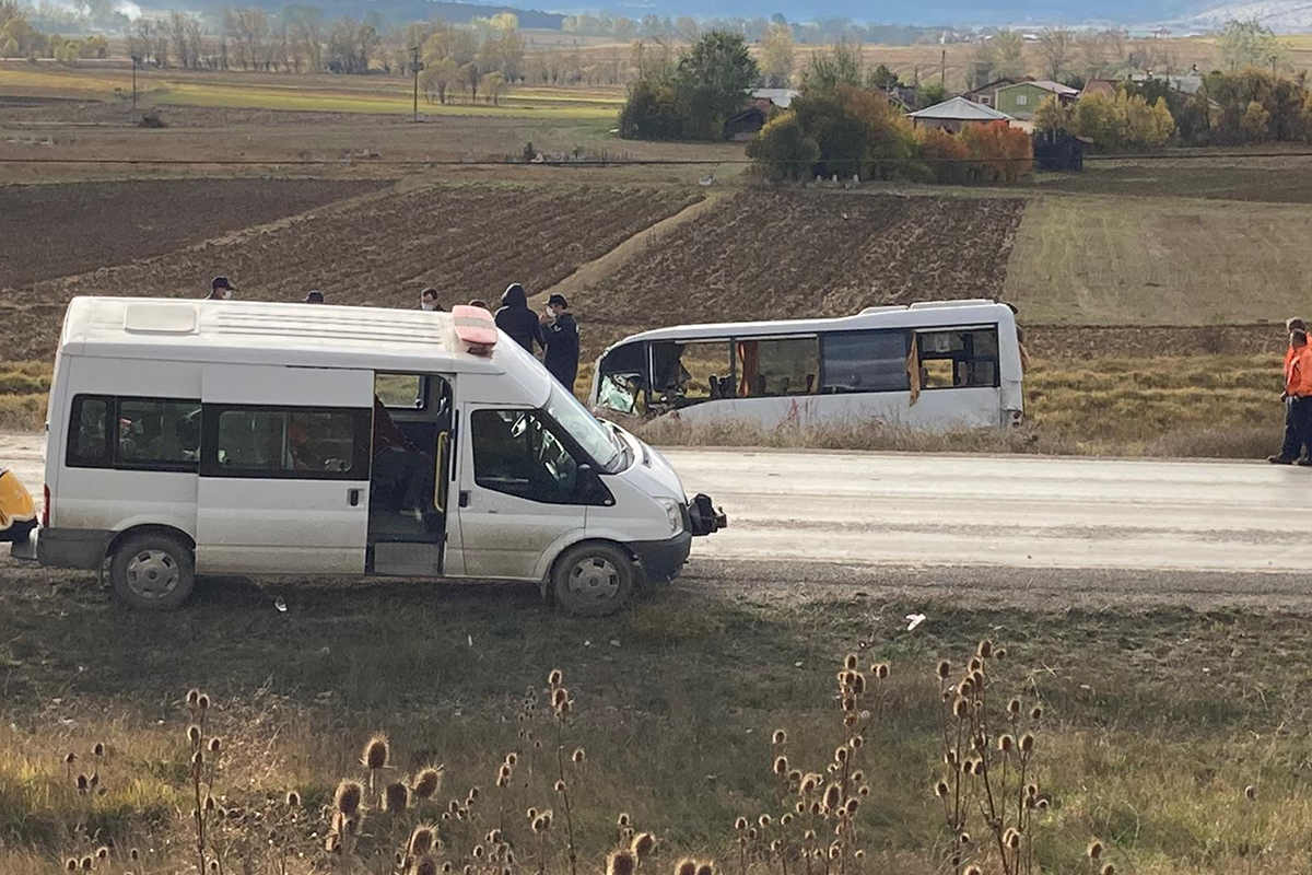 Kastamonu’da polis memurlarını taşıyan midibüs kaza yaptı: 12 yaralı
