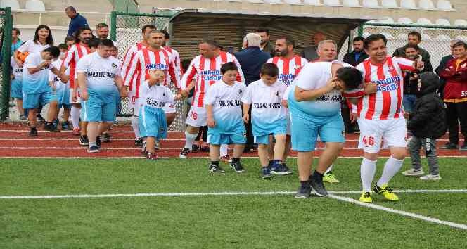 DOWN SENDROMLU ÇOCUKLAR İLE VETERANLAR ARASINDA GÖSTERİ MAÇI