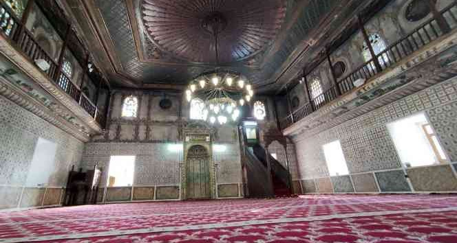 BAŞÇAVUŞZADE CAMİİ DUVAR SÜSLEMELERİ İLE DİKKAT ÇEKİYOR