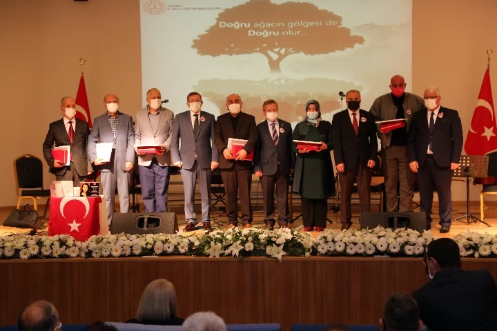 ÖĞRETMENE YEMİN TÖRENİ,EMEKLİLERE DE PLAKET HEDİYESİ