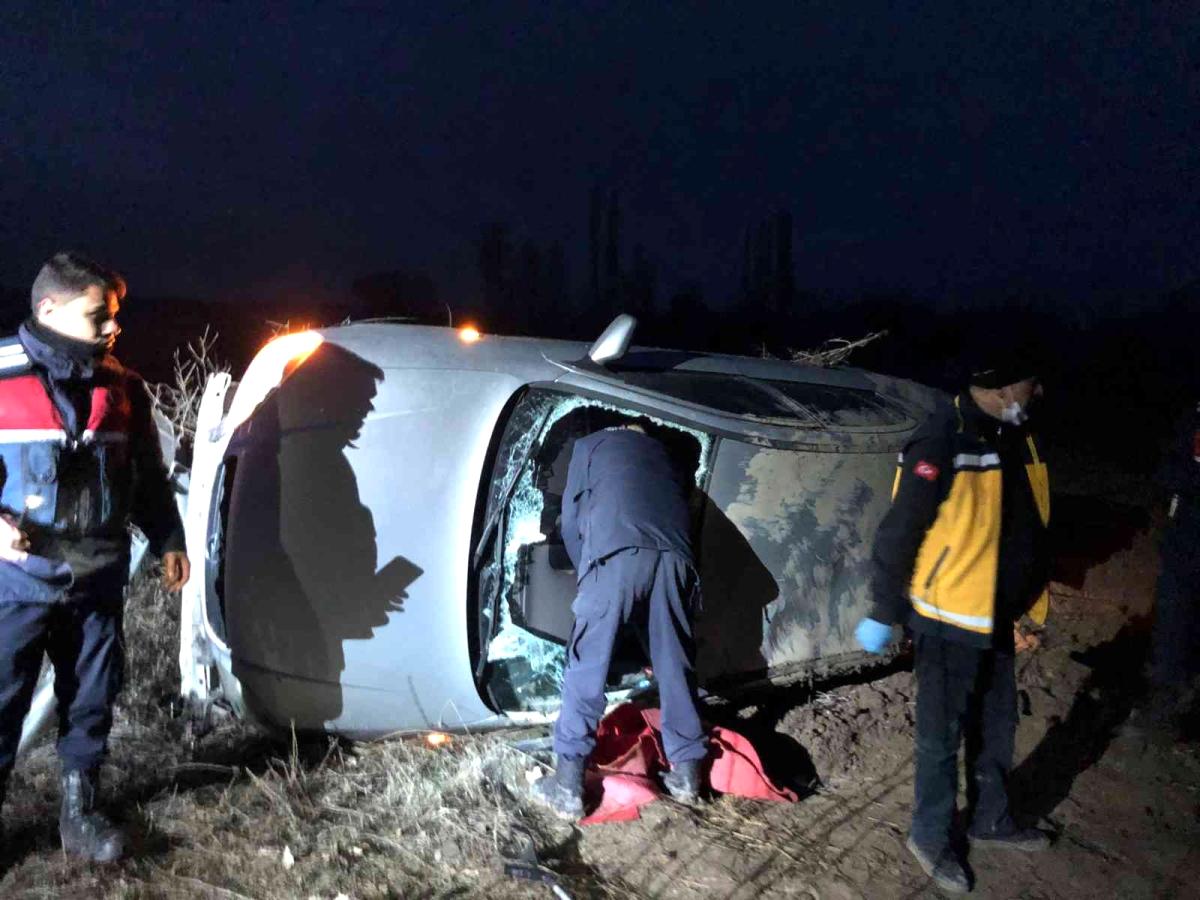 ALACA YOZGAT YOLUNDA OTOMOBİL TARLAYA YUVARLANDI: 3 YARALI