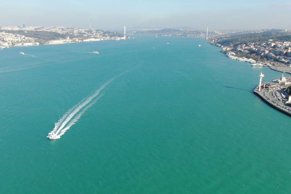 Kar ve fırtına sonrası İstanbul Boğazı turkuaz renge büründü