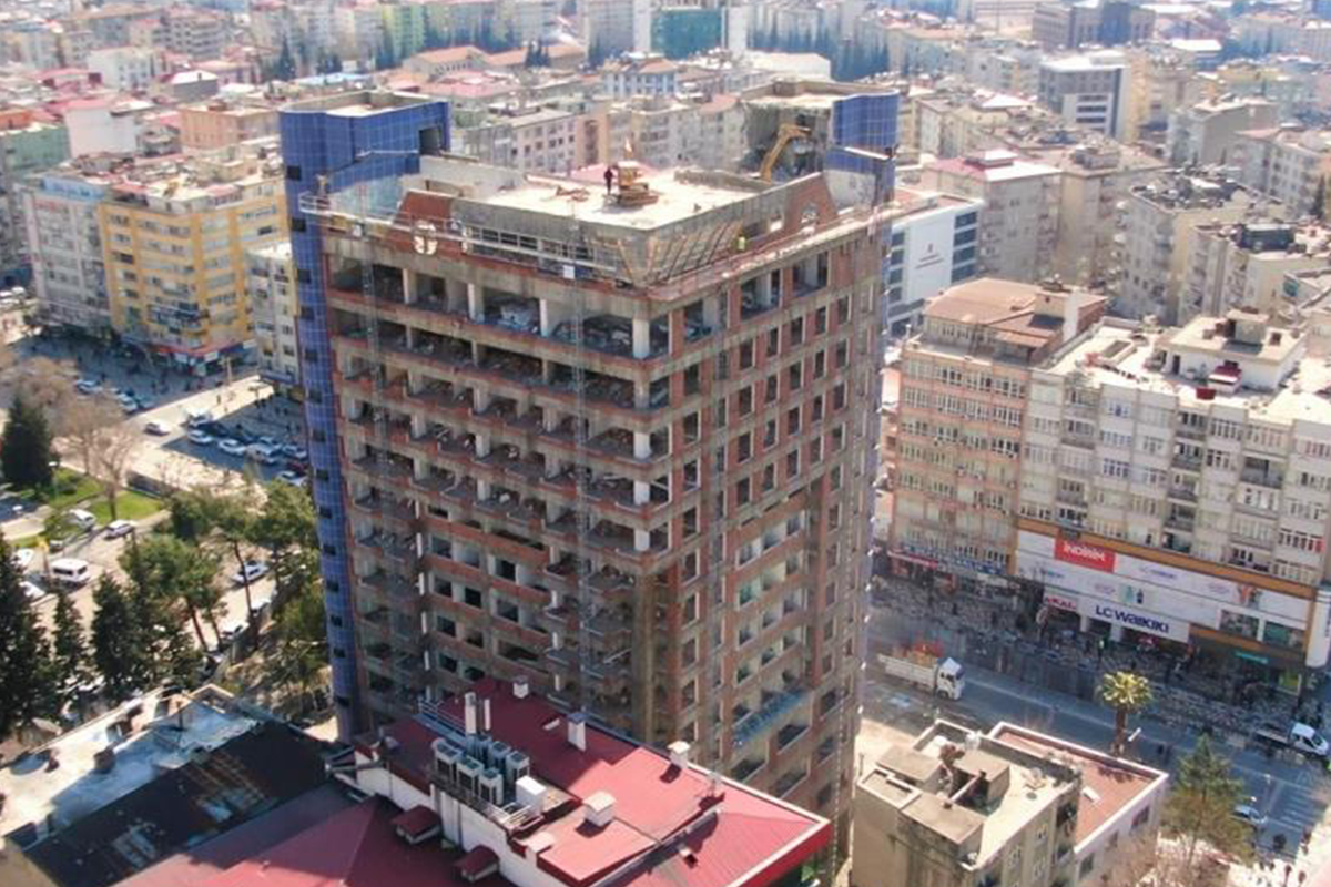 Dünyanın en saçma binasının yüzde otuzu yıkıldı